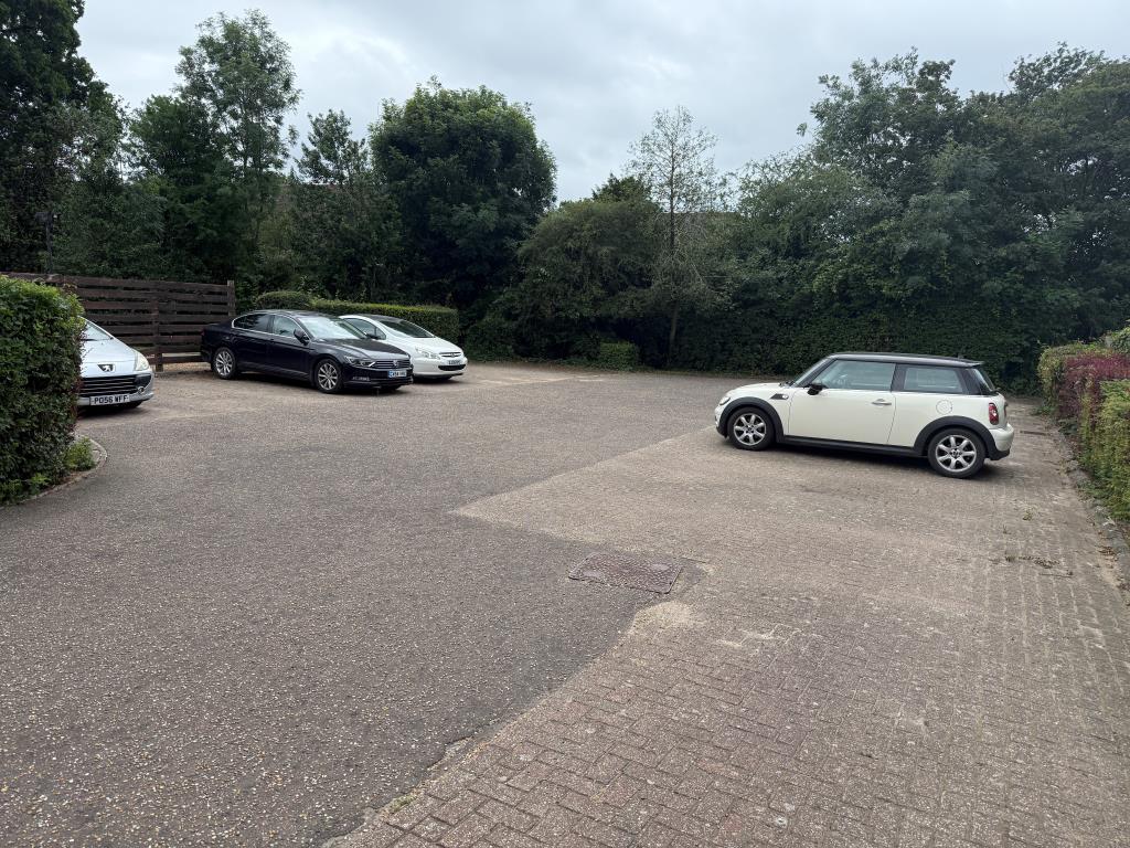 Lot: 120 - GROUND FLOOR FLAT WITH PARKING IN NEED OF UPDATING - Parking area at rear of property with access
